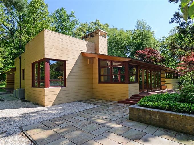 A Retro Upstate Home Designed by Frank Lloyd Wright Hits the Market for